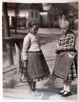 cca 1935 Reich Péter Cornel: Budaörsi kislányok sváb viseletben jelzés nélküli vintage fotóművészeti alkotás a szerző hagyatékából,, 30x23 cm