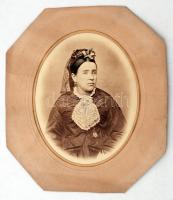 cca 1875 Női portré, ovális paszpartuban, 18x14 cm, karton 26x22 cm