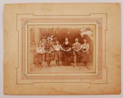 cca 1890 Családi kötelék, kartonra kasírozott fotó, 12x17 cm, karton 25x31 cm