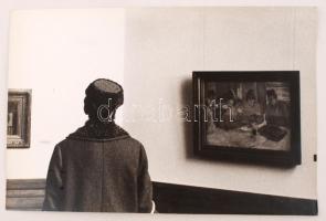 cca 1958 Réti Pál (1918-1989): Kiállításon, pecséttel jelzett vintage fotóművészeti alkotás, 26x39 cm