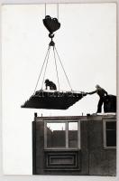 cca 1970 Zsigri Oszkár: Építkezés, aláírt vintage fotóművészeti alkotás kartonra kasírozva, 38x26 cm