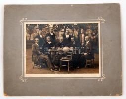 1914 Nyitrabajnai tanári testület néhány tagja, feliratozott, nevek feltüntetve, 13x18 cm, karton 22x28 cm