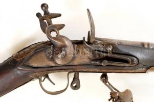 XVIII. sz. vége - XIX. sz eleje: Kovás, "szakállas" puska feltehetőleg Afganisztánból. Dís...