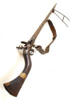 XVIII. sz. vége - XIX. sz eleje: Kovás, "szakállas" puska feltehetőleg Afganisztánból. Dís...