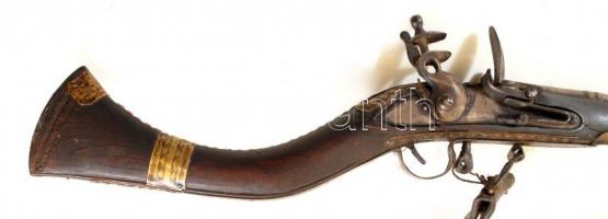 XVIII. sz. vége - XIX. sz eleje: Kovás, "szakállas" puska feltehetőleg Afganisztánból. Dís...