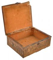 Fa berakásos, gazdagon díszített régi réz doboz, fedelén ókori kocsiverseny-jelenettel, sérült, 20,5...