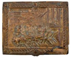 Fa berakásos, gazdagon díszített régi réz doboz, fedelén ókori kocsiverseny-jelenettel, sérült, 20,5...