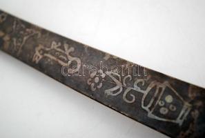 Régi indiai talwar, rozsdás, pengéjén talán későbbi naiv díszítéssel, pengehossz: 75,5 cm, teljes ho...