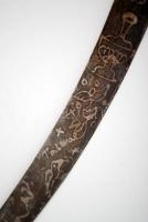 Régi indiai talwar, rozsdás, pengéjén talán későbbi naiv díszítéssel, pengehossz: 75,5 cm, teljes ho...