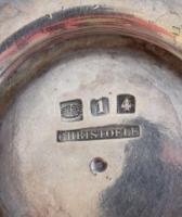 Nagy fém tételek: réz gyertyatartók, alpakka kiöntők, kelyhek, evőeszközök stb, több jelzett (Christ...