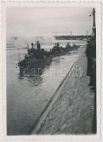 cca 1938-1945 4 db Monitor hajó a Horthy hídnál(Petőfi híd), hátoldalon feliratozva, 9x6 cm