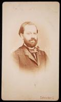cca 1860 Dr. Hartl Alajos budai orvos, később belügyminiszteri tiszteletbeli titkár, királyi tanácsos, Schrecker pesti műtermében készült, feliratozott vizitkártya méretű portré, 10,5x6 cm