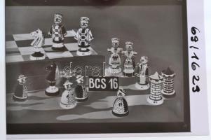 1969 Sakkfigurákról, sakk asztalokról készült tárgyfotók negatívja, 13 db különféle sakk készlet professzionális negatívja, 6x7 cm