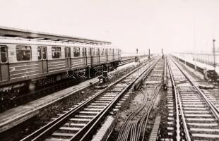 1981-1985 Budapest, Kispest metró állomás, járműtelep, irányító-ellenőrző kpt., 21 db fotó, 9x14 cm ...