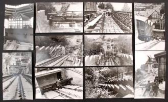 cca 1985-1986 Budapest, A budai sikló pályájának és a kocsik építése, 33 db fénykép, 9x14 cm