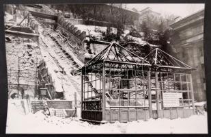 cca 1985-1986 Budapest, A budai sikló pályájának és a kocsik építése, 33 db fénykép, 9x14 cm