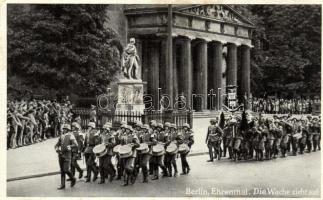 Berlin, Ehrenmal, Die Wache zieht auf, NS soldiers marching
