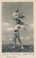 1955 Kun Zsuzsa (1934- ) és Fülöp Viktor (1929-1997) táncművészek aláírásai őket ábrázoló fotó hátulján