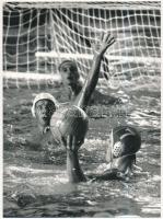 Vízilabda-mérkőzés, 2 db sajtófotó, az egyik pecséttel jelzett, különböző méretben