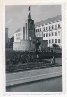 cca 1938 Emlékmű országzászlóval (1938. nov. 10.), fotó, 8,5×6 cm