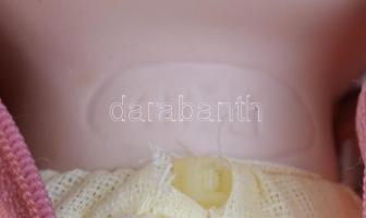 Chili porcelán fejű és végtagú baba, jelzett, jó állapotban, ruhái piszkosak, m:41 cm