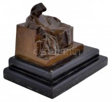 Jelzés nélkül: Anonymus. Bronz, fa talapzaton, m:11 cm, h:13 cm