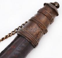 Antik lőportartó, bőr, gazdagon díszített, fém szerelékkel, h:28 cm