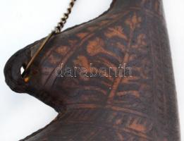 Antik lőportartó, bőr, gazdagon díszített, fém szerelékkel, h:28 cm