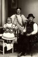 Magyar népviselet Komáromból / Hungarian folklore from Komarno, photo (pinhole)