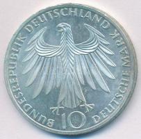 NSZK 1972F 10M Ag "Olimpia-München / Atléták" T:1-,2 apró ph. 
FRG 1972F 10 Mark Ag &quot...