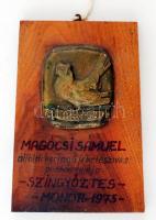 1975 Monor galambász színgyőztes díj, bronz plakett fára erősítve, 7×6 cm, 17×11 cm