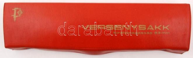 Egy készlet versenysakk eredeti tokjában. Király: 83 mm. / Contest chess