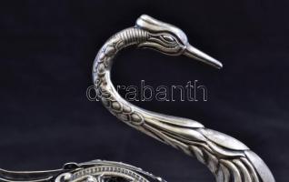 Ezüst (Ag.) hattyús fűszertartó, csiszolt ólomkristály testtel, jelzett (Albo 800), apró csorba az ü...