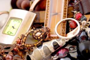 Kis doboznyi divatos ékszer és óra(2 db): gyűrűk, karkötők, láncok, függők, közte egy fülbevaló-nyak...