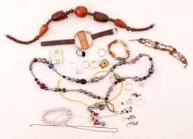 Kis doboznyi divatos ékszer és óra(2 db): gyűrűk, karkötők, láncok, függők, közte egy fülbevaló-nyak...