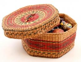 Kis doboznyi divatos ékszer és óra(2 db): gyűrűk, karkötők, láncok, függők, közte egy fülbevaló-nyak...