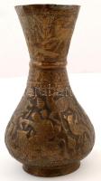 2 db vadász- és állatmotívumokkal gazdagon díszített réz váza, apró sérüléssel, m: 24 ill. 24,5 cm
