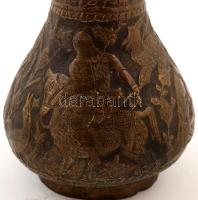 2 db vadász- és állatmotívumokkal gazdagon díszített réz váza, apró sérüléssel, m: 24 ill. 24,5 cm