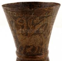 2 db vadász- és állatmotívumokkal gazdagon díszített réz váza, apró sérüléssel, m: 24 ill. 24,5 cm