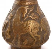 2 db vadász- és állatmotívumokkal gazdagon díszített réz váza, apró sérüléssel, m: 24 ill. 24,5 cm