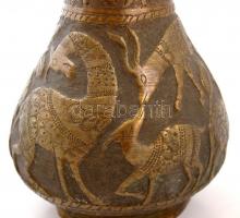 2 db vadász- és állatmotívumokkal gazdagon díszített réz váza, apró sérüléssel, m: 24 ill. 24,5 cm