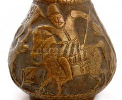 2 db vadász- és állatmotívumokkal gazdagon díszített réz váza, apró sérüléssel, m: 24 ill. 24,5 cm