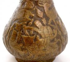 2 db vadász- és állatmotívumokkal gazdagon díszített réz váza, apró sérüléssel, m: 24 ill. 24,5 cm