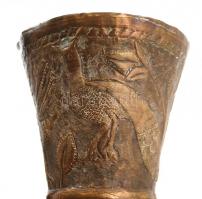 2 db vadász- és állatmotívumokkal gazdagon díszített réz váza, apró sérüléssel, m: 24 ill. 24,5 cm