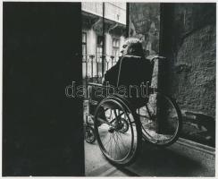 1989 Gaál Zoltán: Elmélkedés, pecséttel jelzett vintage szociofotó, publikálva a Harang c. lapban, 16x20 cm