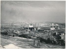 cca 1960 Kotnyek Antal (1921-1990) fotóriporter 3 db jelzés nélküli vintage fotója a borsodi ipartelepekről, a szerző hagyatékából, 18x24 cm és 18x18 cm közötti méretben