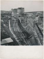 cca 1960 Kotnyek Antal (1921-1990) fotóriporter 3 db jelzés nélküli vintage fotója a borsodi ipartel...