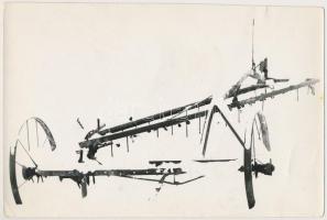 cca 1967 Koncz Csaba (1938) jelzés nélküli vintage fotóművészeti alkotása, közelítés az absztrakt fotóművészet felé, publikálva a Valóságban, 12x18 cm