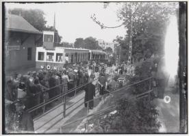 cca 1925 Budapest, Fogaskerekű a Széchényi-hegyi állomáson, a vonat tetején pályafigyelő fülke, korabeli negatívról készült mai modern nagyítás, 13x18 cm