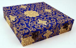 Kínai dísztányér, levonóképes, jelzett (Jingdezheu), hibátlan, eredeti dobozában, d:23,5 cm